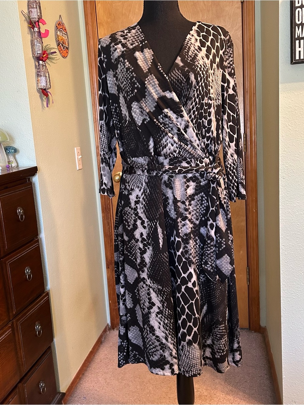 B-Slim NY Collection black and gray snakeskin print wrap mid length dress XL